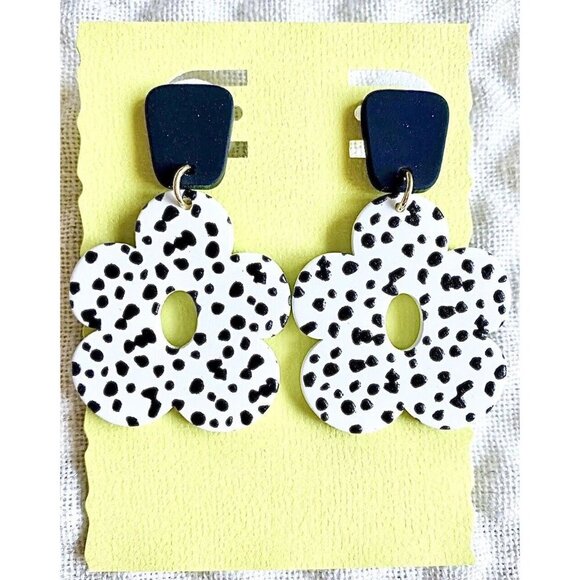 New Black White Dalmatian Dot Daisy Flower Retro 80s Style Matte Finish Earrings - Picture 2 of 5